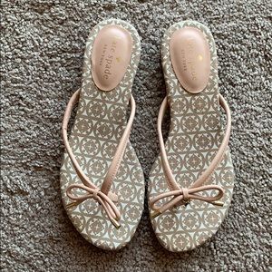 Kate Spade | Pale pink and cream patterned sandals